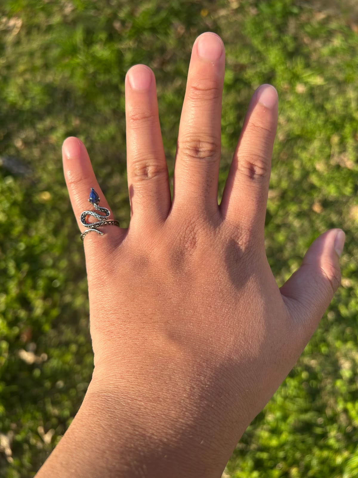 Anillo Serpiente KLORE con lapisl&aacute;zuli natural puesto en la mano